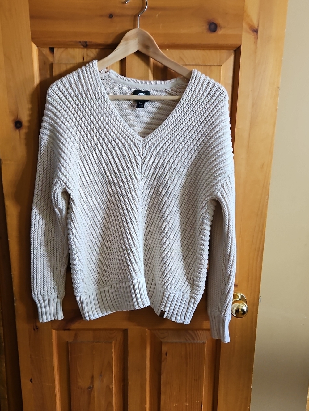 Roots Cream V-Neck Chunky Knit Sweater